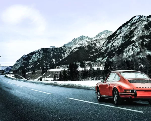 Création En Porsche à la Montagne Photographie Porsche sur route de montagne sinueuse, tirage art automobile edition limitee