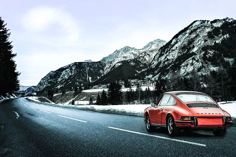 Photographie Porsche sur route de montagne sinueuse, tirage art automobile edition limitee