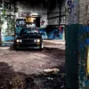 Photographie BMW E30 Photographie BMW E30 dans ville abandonnee de Doel, tirage art automobile edition limitee