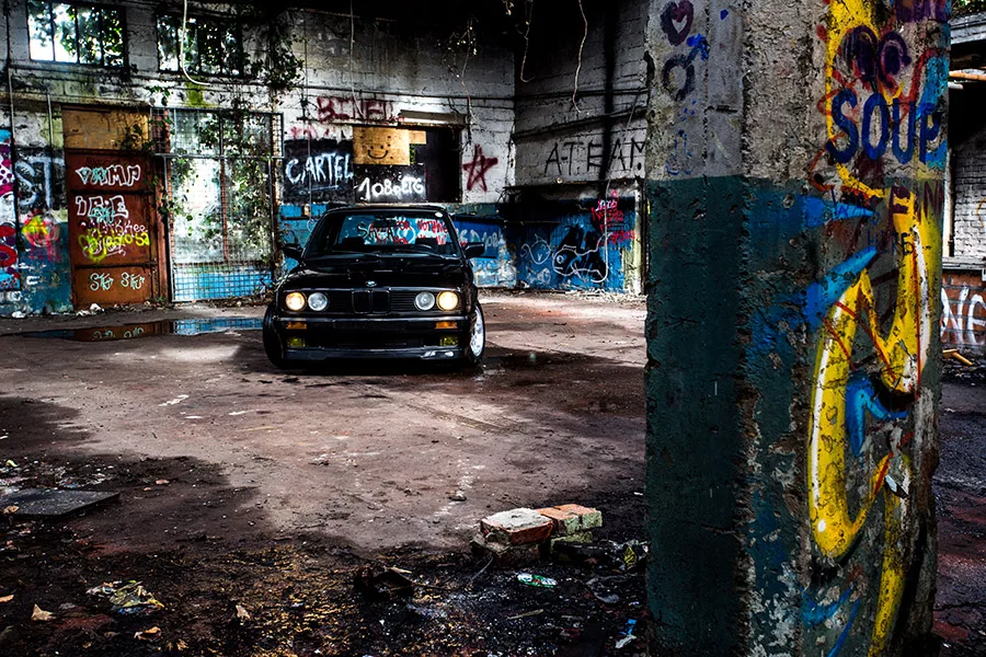 Photographie BMW E30 dans ville abandonnee de Doel, tirage art automobile edition limitee