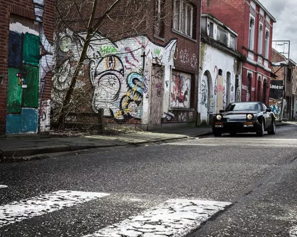 Photographie Porsche 944 Ville Fantôme Photographie Porsche 944 dans ville fantome abandonnee, tirage art automobile edition limitee