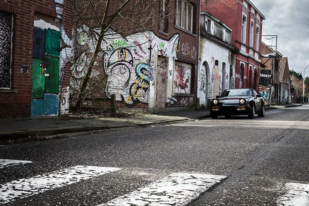 Photographie Porsche 944 dans ville fantome abandonnee, tirage art automobile edition limitee