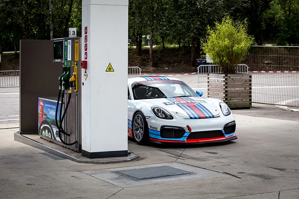 Photographie Porsche Cayman GT4 livree Martini Racing, tirage art automobile edition limitee