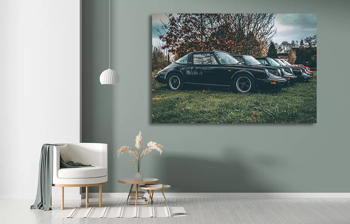 Photo de Porsche Targa affichée sur un mur vide dans un intérieur minimaliste de style scandinave