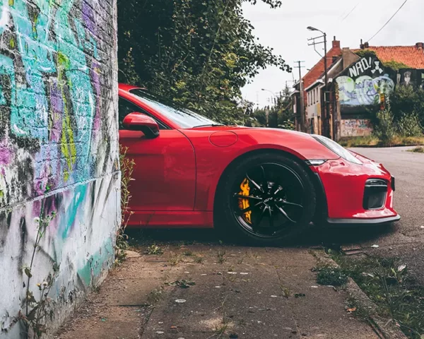 Photo Porsche GT4 rouge Photographie Porsche GT4 dans rues abandonnees de Doel Belgique, tirage art edition limitee