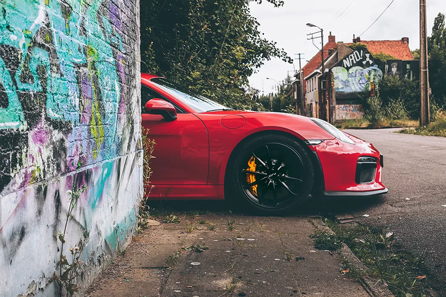 Photographie Porsche GT4 dans rues abandonnees de Doel Belgique, tirage art edition limitee