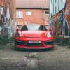 Tableau Photo Porshce GT4 rouge Photographie Porsche GT4 devant tags urbains, tirage art automobile edition limitee