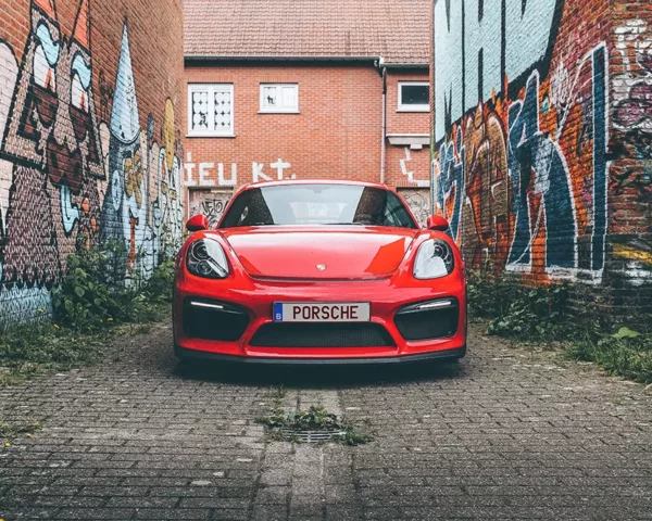Photographie Porsche GT4 devant tags urbains, tirage art automobile edition limitee