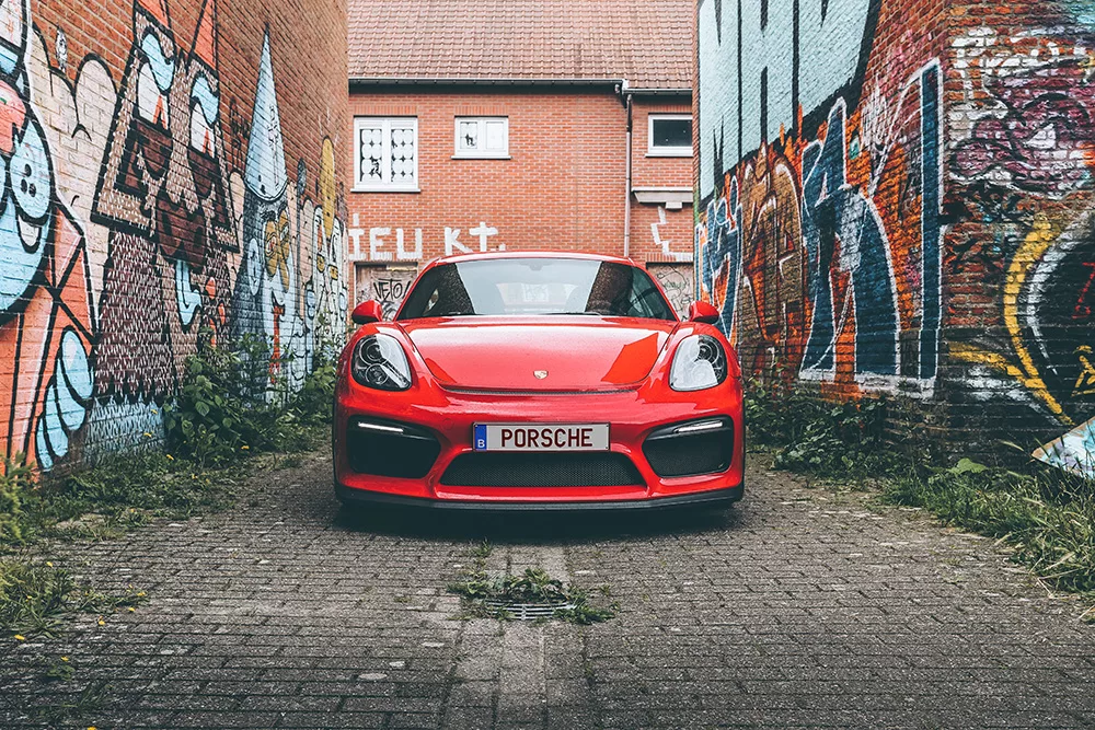 Photographie Porsche GT4 devant tags urbains, tirage art automobile edition limitee