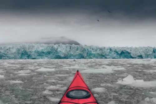 PHOTOGRAPHIE “KAYAK & GLACIER”, SVALBARD PHOTOGRAPHIE “KAYAK & GLACIER”, SVALBARD