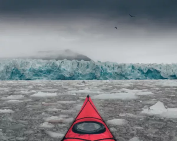 PHOTOGRAPHIE “KAYAK & GLACIER”, SVALBARD PHOTOGRAPHIE “KAYAK & GLACIER”, SVALBARD