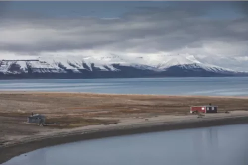 PHOTOGRAPHIE “TRAPPER’S CABIN”, SVALBARD photographie cabane Trapper Svalbard arctique tirage art edition limitee