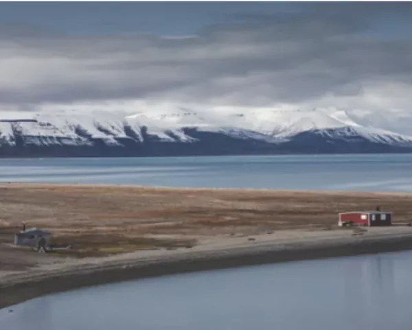 PHOTOGRAPHIE “TRAPPER’S CABIN”, SVALBARD photographie cabane Trapper Svalbard arctique tirage art edition limitee