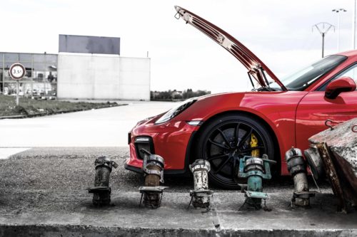 Photographie Porsche GT4 à la pompe à essence