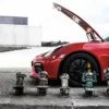 Photographie Porsche GT4 à la pompe à essence Photographie Porsche GT4 a la pompe a essence, tirage art automobile edition limitee