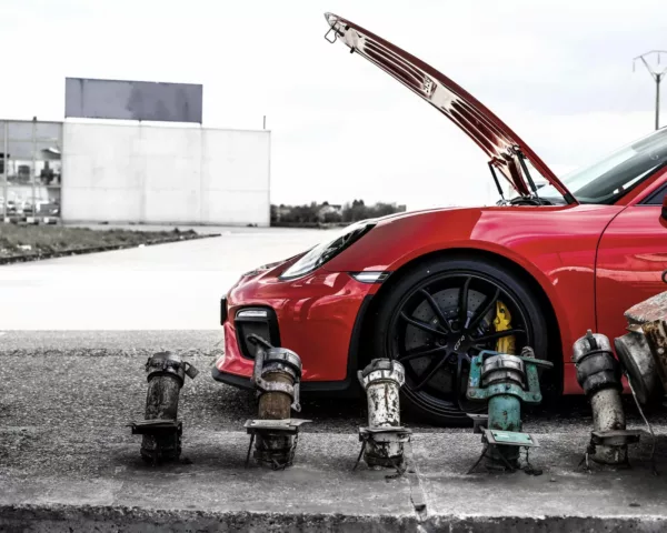 Photographie Porsche GT4 à la pompe à essence Photographie Porsche GT4 a la pompe a essence, tirage art automobile edition limitee