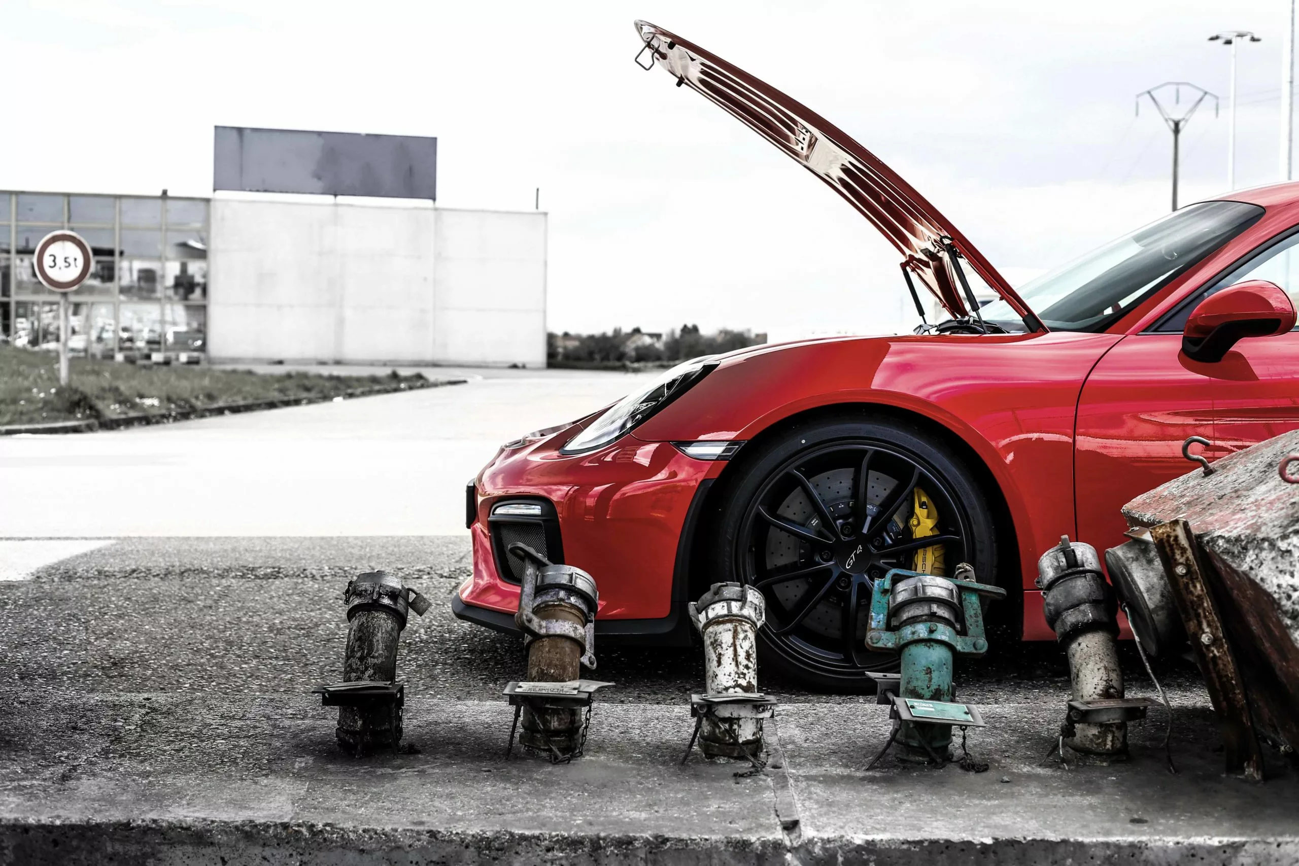 Photographie Porsche GT4 a la pompe a essence, tirage art automobile edition limitee