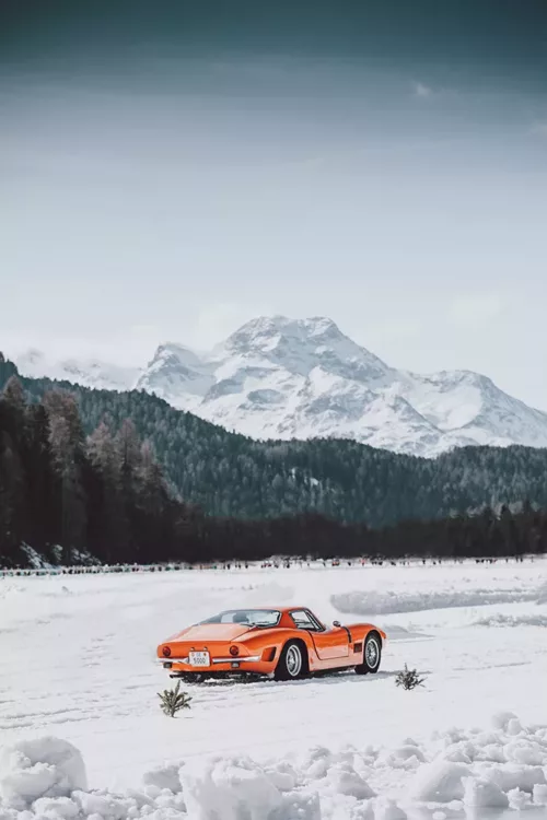 Photographie bizzarrini 5300 gt à la montagne Photographie bizzarrini 5300 gt à la montagne