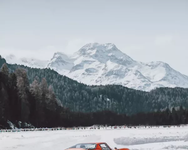 Photographie bizzarrini 5300 gt à la montagne Photographie bizzarrini 5300 gt à la montagne