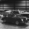 black and white targa planes - small Photographie Porsche Targa avec avions en arriere-plan, tirage art automobile edition limitee