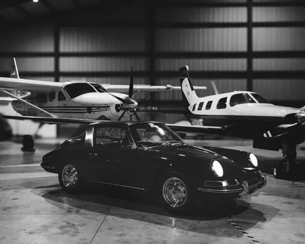 black and white targa planes - small Photographie Porsche Targa avec avions en arriere-plan, tirage art automobile edition limitee