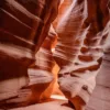 Photographie Antelope Canyon - Upper Side Photographie artistique de l'Upper Antelope Canyon en Arizona montrant les parois de grès sculptées par l'érosion avec des rayons de lumière filtrant à travers les fissures, créant des nuances orange et rouges, tirage d'art limité
