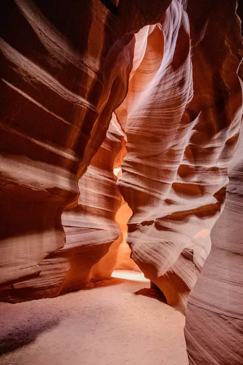 Photographie Antelope Canyon - Upper Side Photographie artistique de l'Upper Antelope Canyon en Arizona montrant les parois de grès sculptées par l'érosion avec des rayons de lumière filtrant à travers les fissures, créant des nuances orange et rouges, tirage d'art limité