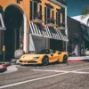Photographie Ferrari F488 Spider à Los Angeles Photographie artistique d'une Ferrari F488 Spider jaune stationnée sur Rodeo Drive à Los Angeles devant des boutiques de luxe, sous le soleil californien, tirage d'art automobile limité