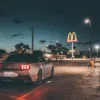Photographie Ford Mustang au Mc Donald photographie Ford Mustang McDonald tirage art automobile edition limitee