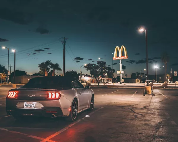 Photographie Ford Mustang au Mc Donald photographie Ford Mustang McDonald tirage art automobile edition limitee
