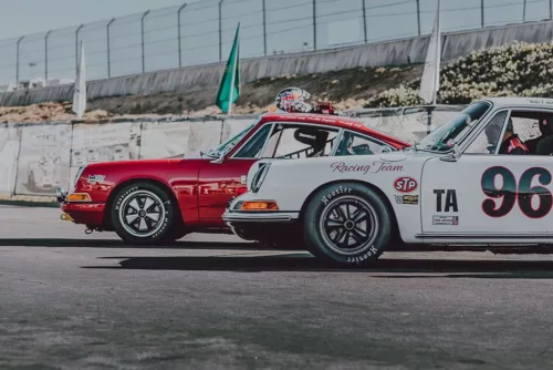 Photographie Porsche 911 Laguna Seca Photographie artistique d'une Porsche 911 en action sur le célèbre circuit de Laguna Seca en Californie, capturant la puissance et l'agilité de la voiture de sport allemande