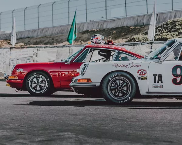 Photographie Porsche 911 Laguna Seca Photographie artistique d'une Porsche 911 en action sur le célèbre circuit de Laguna Seca en Californie, capturant la puissance et l'agilité de la voiture de sport allemande
