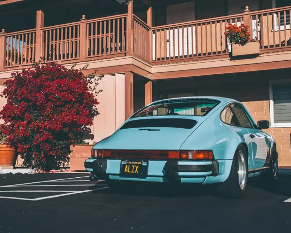 Photographie Porsche 911 SC au Motel Photographie art Porsche 911 SC devant motel americain, tirage art edition limitee