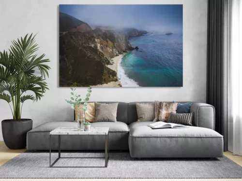 Photographie Big Sur - Californie Photographie artistique des falaises escarpées de Big Sur en Californie avec plage isolée et eaux turquoise de l'océan Pacifique sous un ciel brumeux, tirage d'art paysage marin