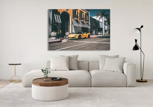 Photographies Ferrari F488 Spider à Los Angeles Photographie artistique d'une Ferrari F488 Spider jaune stationnée sur Rodeo Drive à Los Angeles devant des boutiques de luxe, sous le soleil californien, tirage d'art automobile limité