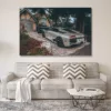 Photographie Lamborghini et McLaren Photographie artistique d'une Lamborghini argentée et d'une McLaren bleue devant un cottage rustique, contraste entre supercars modernes et architecture traditionnelle, tirage d'art automobile de luxe