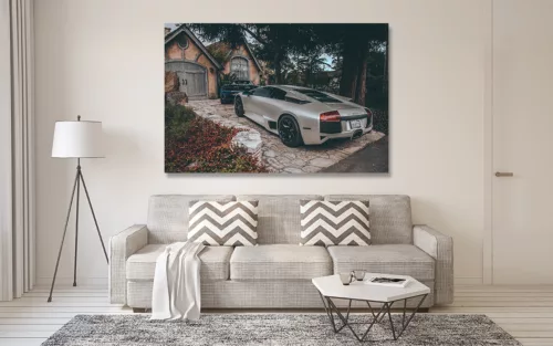 Photographie Lamborghini et McLaren Photographie artistique d'une Lamborghini argentée et d'une McLaren bleue devant un cottage rustique, contraste entre supercars modernes et architecture traditionnelle, tirage d'art automobile de luxe