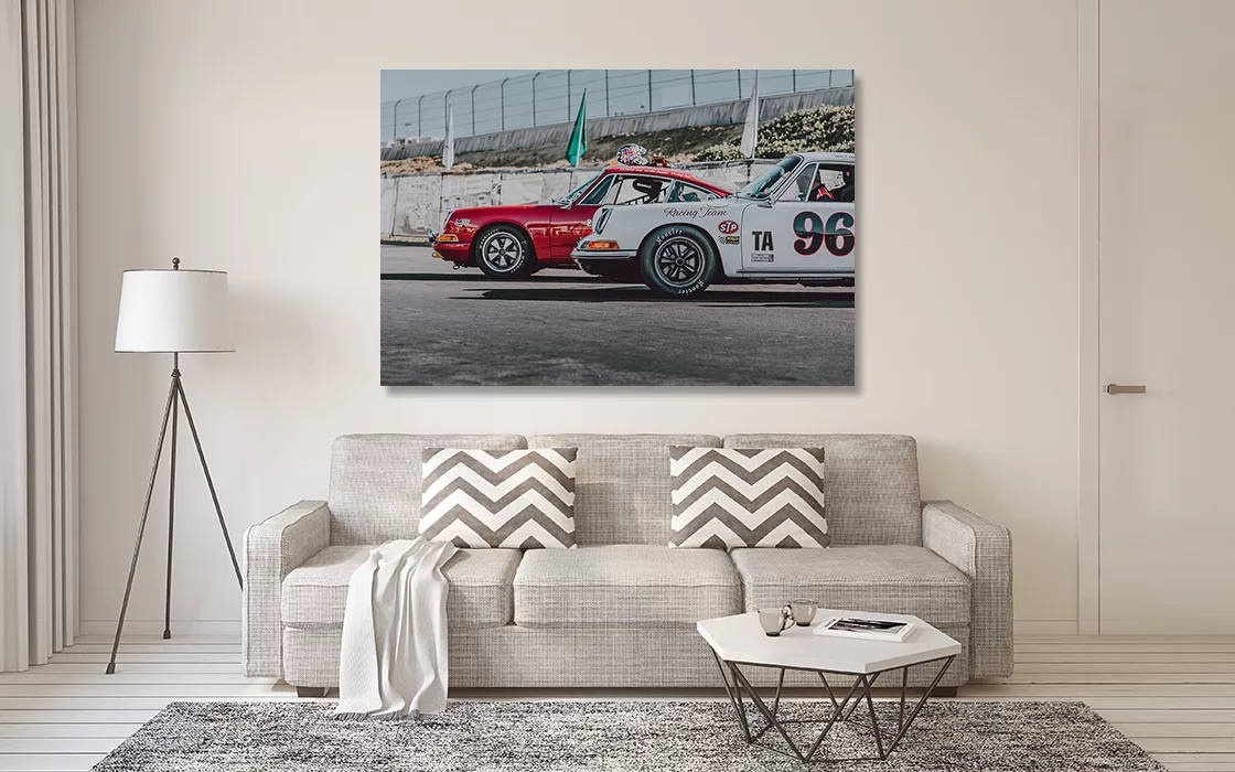 Photographie artistique d'une Porsche 911 en action sur le célèbre circuit de Laguna Seca en Californie, capturant la puissance et l'agilité de la voiture de sport allemande