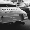 Photographie Noir et Blanc Porsche 911 Vintage Photographie noir et blanc de deux Porsche 911 Vintage, mettant en valeur les lignes classiques et l'élégance intemporelle des voitures anciennes