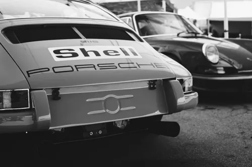 Photographie Noir et Blanc Porsche 911 Vintage Photographie noir et blanc de deux Porsche 911 Vintage, mettant en valeur les lignes classiques et l'élégance intemporelle des voitures anciennes