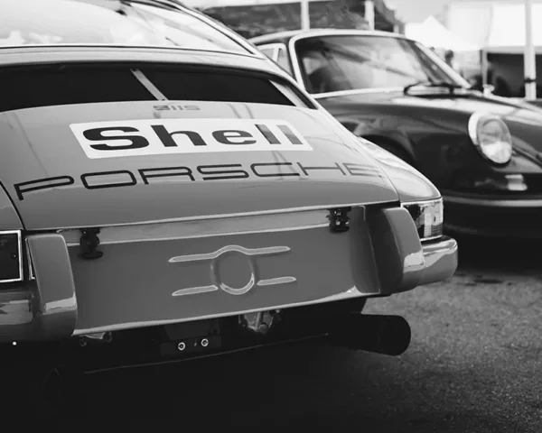 Photographie Noir et Blanc Porsche 911 Vintage Photographie noir et blanc de deux Porsche 911 Vintage, mettant en valeur les lignes classiques et l'élégance intemporelle des voitures anciennes