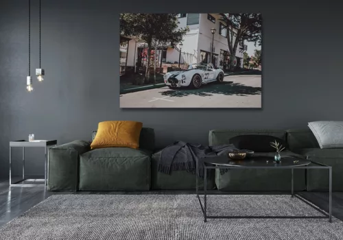 photo de voiture américaine Photographie artistique d'une Shelby Cobra 427 blanche avec bandes de course noires numéro 27 dans les rues pittoresques de Carmel-by-the-Sea, Californie