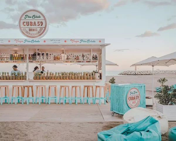 Photographie artistique du bar Cuba 59 au coucher du soleil à Puerto Banus, Marbella, avec vue sur la plage et la Méditerranée