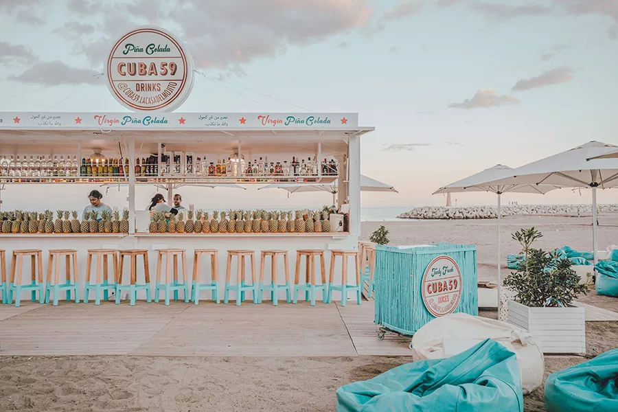 Photographie artistique du bar Cuba 59 au coucher du soleil à Puerto Banus, Marbella, avec vue sur la plage et la Méditerranée