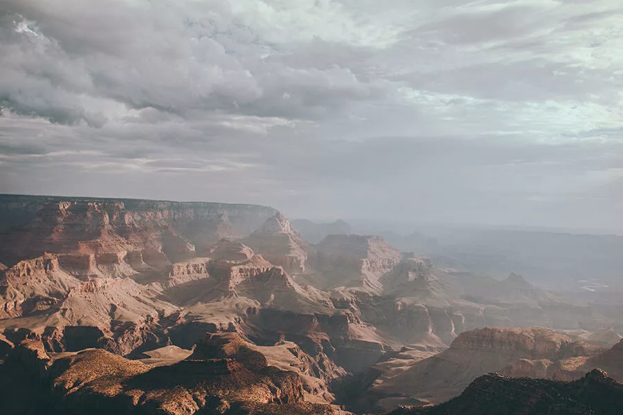 Photographie d'art du Grand Canyon Arizona au coucher du soleil avec strates géologiques