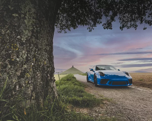 Porsche GT3 RS Éblouissante sur une Route Campagnarde