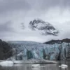 Photographie d'art du glacier Svinafellsjökull en Islande, teintes bleu turquoise et montagnes brumeuses,