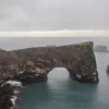 Photo déco murale de l'arche naturelle de Dyrhólaey en Islande montrant la falaise noire et l'océan sous un ciel dramatique, parfaite pour décoration intérieure nordique