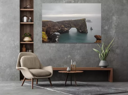 Photo déco murale de l'arche naturelle de Dyrhólaey en Islande montrant la falaise noire et l'océan sous un ciel dramatique, parfaite pour décoration intérieure nordique