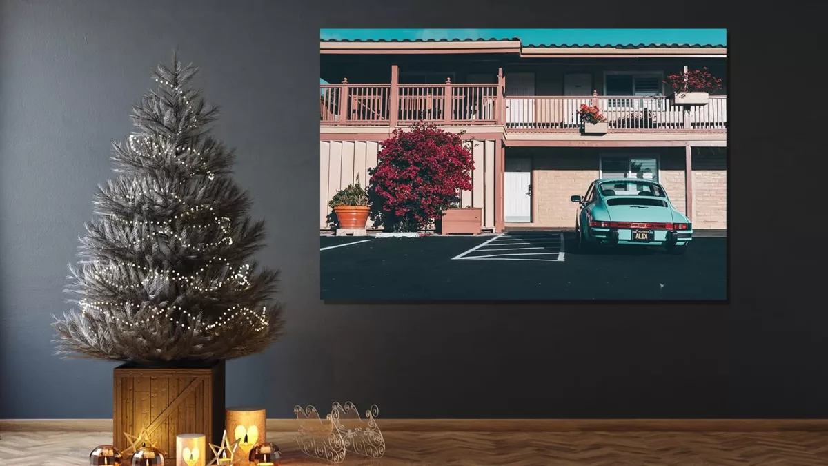 Tableau mural d'une Porsche turquoise vintage garée devant un bâtiment avec des fleurs rouges, présenté dans un intérieur festif avec sapin de Noël décoré et bougies - Cadeau de Noël Cars and Roses